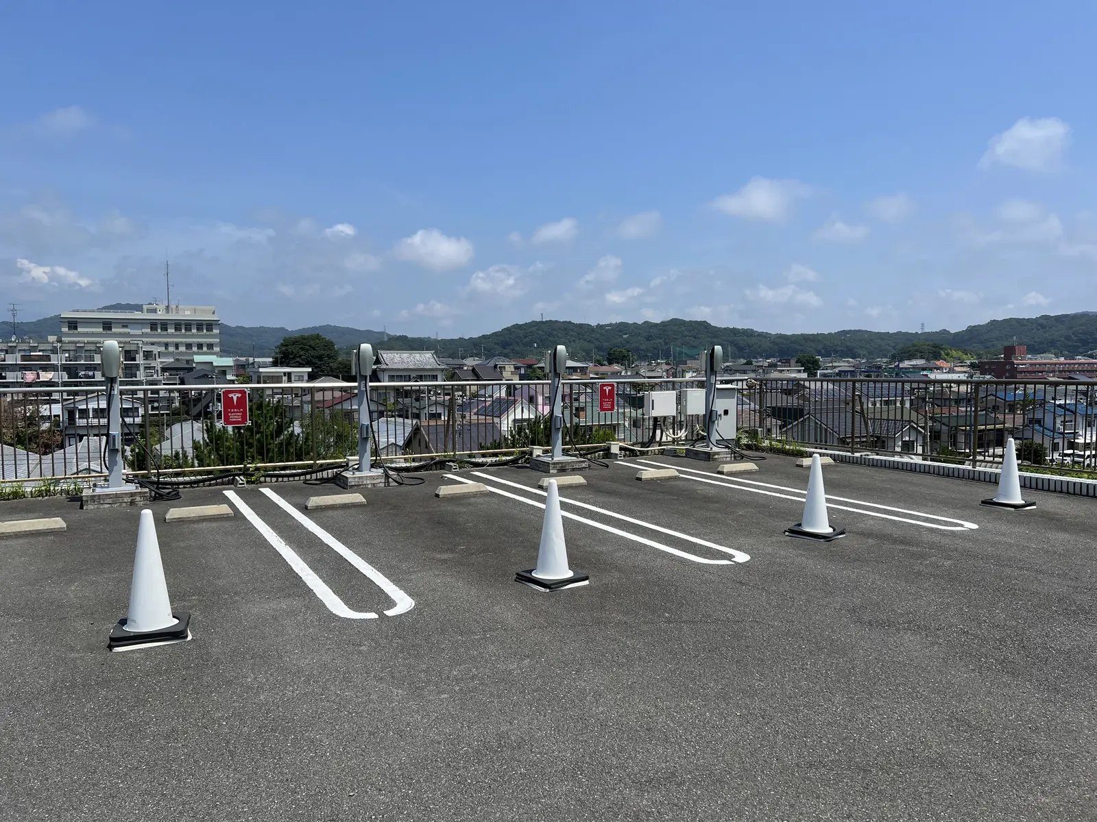 大磯プリンスホテル屋上駐車場に並ぶテスラ・ウォールコネクター4基と区画を示すコーン