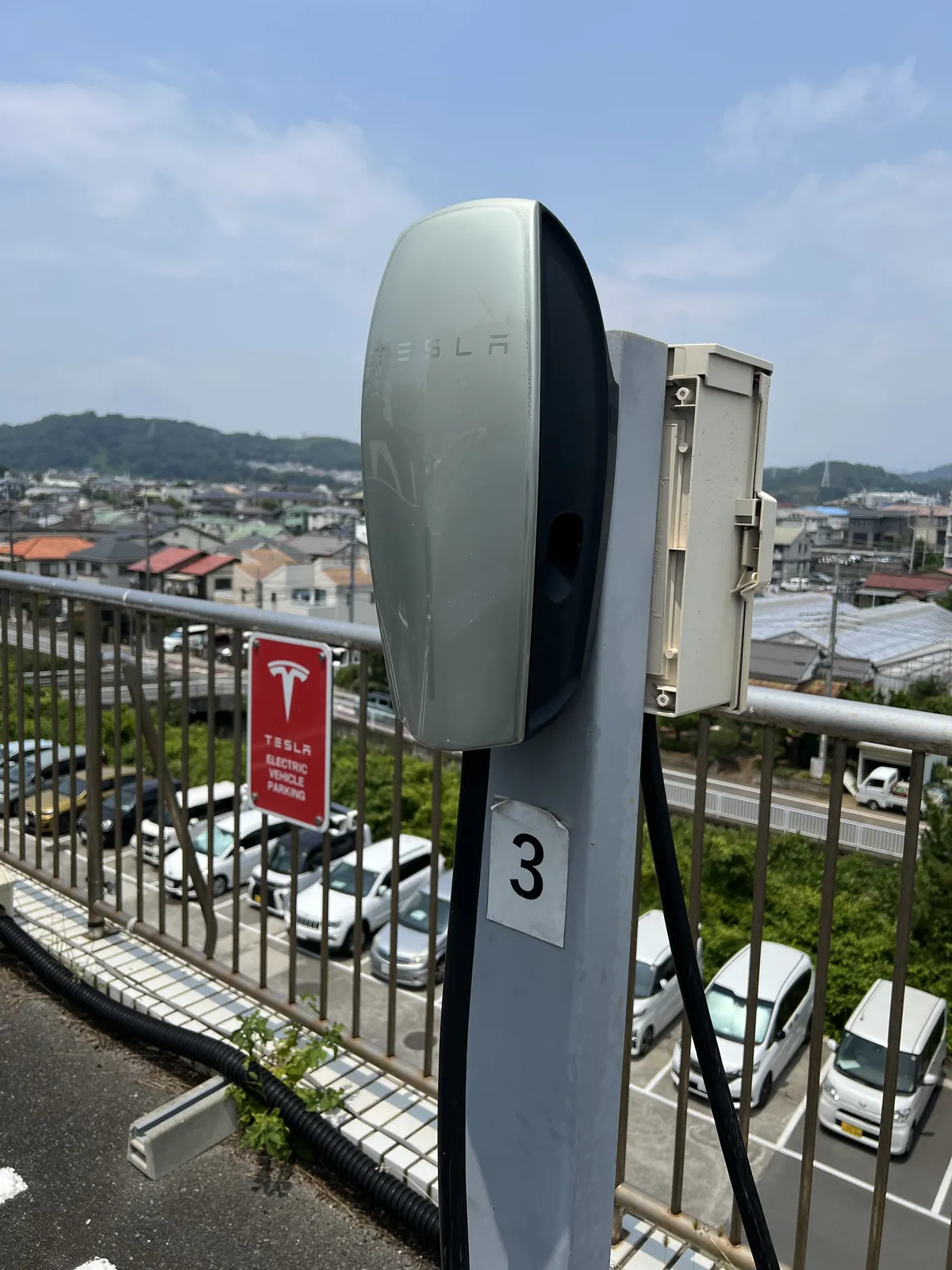 テスラ・ウォールコネクターの充電ヘッド（3番）とTESLA専用駐車の案内板